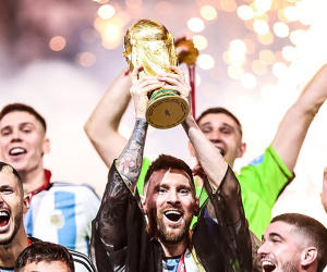 Dưới đáy cúp vàng World Cup có gì?