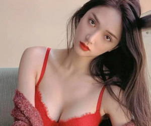 Diện đồ cắt xẻ táo bạo, Hương Giang khoe hình thể 'căng đét'