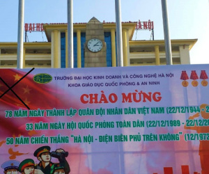 Vụ pano in cờ Trung Quốc: Trường đại học giải trình lỗi sai nghiêm trọng, nhờ công an vào cuộc