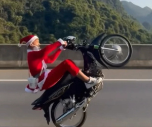 Thanh niên mặc đồ ông già Noel bốc đầu xe lạng lách và cái kết lọt vào tầm ngắm của công an