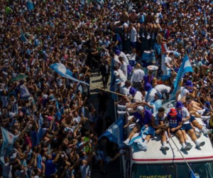 Bị kẹt cứng giữa 5 triệu người, Messi và đồng đội phải nhờ trực thăng giải cứu