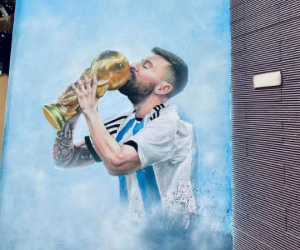 Hâm mộ Messi cuồng nhiệt, thầy giáo tiểu học quyết định 'chơi lớn' vẽ hình thần tượng trước cổng nhà