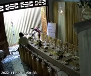 Ngày gả chồng cho con gái, cha ngồi một mình trầm ngâm trong bóng tối khiến nhiều người mắt cay xè