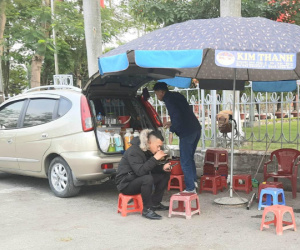Mang ô tô đi bán trà đá, người đàn ông gây xôn xao