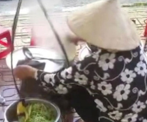 Thực hư clip người bán bún đổ thức ăn thừa vào nồi bán tiếp