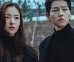 Song Joong Ki bị bắt gặp mặc đồ đôi với tình tin đồn, được ví như Binz - Châu Bùi của Việt Nam