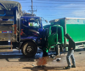 Tai nạn nghiêm trọng giữa 2 xe tải và ôtô khiến 3 người thương vong