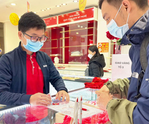 Giá vàng hôm nay 23/12: Giao dịch trên 1.800 USD/ounce