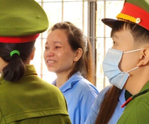 Người phụ nữ cùng tình nhân giết chồng liên tục bật khóc