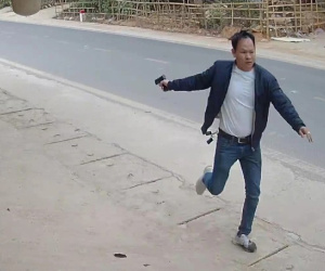 Người đàn ông nghi vận chuyển ma túy vứt bỏ ôtô, cướp xe máy, dùng súng chống trả công an