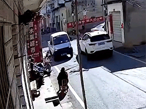 Thót tim với bé trai hai lần suýt bị ô tô tông trúng lúc sang đường
