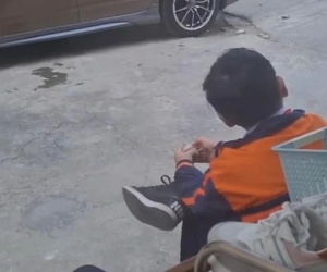 Hộ tống em gái đi gội đầu, hành động ga lăng của anh trai nhỏ khiến dân tình đổ xô 'xin vía'
