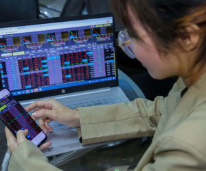 Chuyên gia lý giải vì sao cổ phiếu bất ngờ bị bán tháo ngày 26-12
