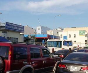 Ô tô xếp hàng chờ gần 2km trước trung tâm đăng kiểm