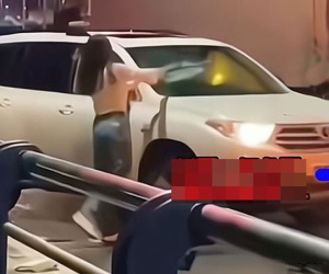 Bắt gặp 'tiểu tam' ung dung ngồi trang điểm trong xe của chồng, 'chính thất' nổi cơn tam bành lao vào đánh tay đôi, dân tình phán: 'Dại quá!'
