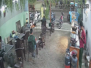 Đang ngồi thưởng thức trà trong quán, cả chủ lẫn khách 'ba chân bốn cẳng' bỏ chạy vì vị khách không mời