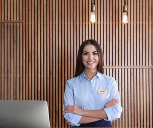 Nhân viên nhà nghỉ lo lắng giúp khách thoát cảnh đánh ghen