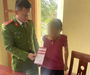 Nhận tin báo liên quan đến tội phạm rửa tiền, cụ bà mang 3 sổ tiết kiệm hơn nửa tỉ đồng gửi cho kẻ lừa đảo