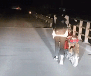 Giữa đường xe hết điện, nữ sinh đành dắt bộ về nhà trên đoạn đường tối om nhưng 'phép màu' đã xuất hiện sau đó