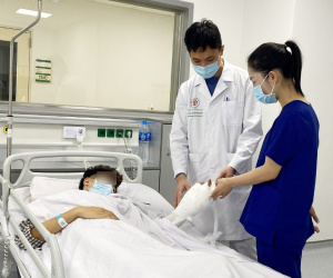 Pháo nổ nát bàn tay nam sinh 16 tuổi