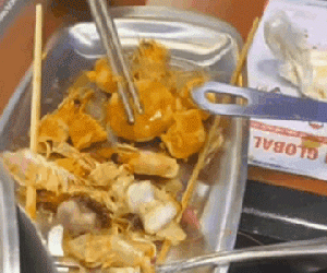Đi ăn buffet sợ bị phạt vì thừa đồ ăn, nam thanh niên có hành động lấp liếm khiến dân tình phẫn nộ: 'Lúc lấy thì lấy cho đã tay rồi kêu áp lực!'