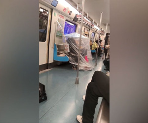 Cười ngất với cách người đàn ông phòng covid khi đi tàu điện