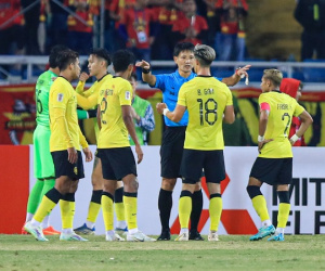 CĐV Malaysia nổi giận với trọng tài: Phải khiếu nại lên FIFA!
