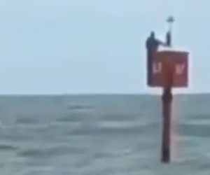 Ngư dân sống sót hai ngày trên biển nhờ bám vào phao tín hiệu