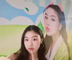 Con gái Quyền Linh mặt mộc đọ sắc với ảnh quảng cáo chính mình