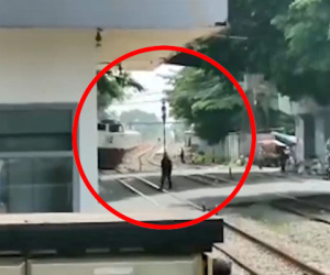 'Hú hồn' với cách băng qua đường sắt của người đàn ông khi tàu hỏa tới gần