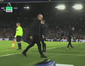 'Cáu tiết' với học trò, Pep Guardiola sút chai nước vào ban huấn luyện Leeds