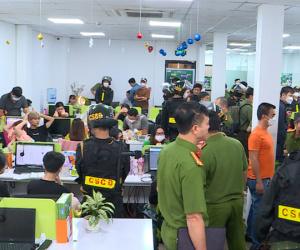 Đánh sập mạng lưới lừa đảo rút tiền từ thẻ tín dụng, tạm giữ 86 đối tượng