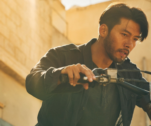 Hé lộ tạo hình phong trần cùng quá trình quay phim căng thẳng của Hyun Bin tại Jordan