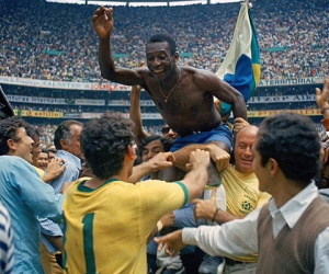 Chùm ảnh kinh điển về cuộc đời Pele