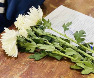 Nghẹn lòng hình ảnh cô giáo đặt bông cúc trắng trên bàn kiểm tra, tiễn biệt học trò cậu nhỏ