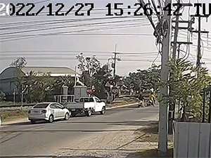 Kinh hoàng xe tải bị tàu hỏa húc văng khiến hàng loạt người bên đường bị thương