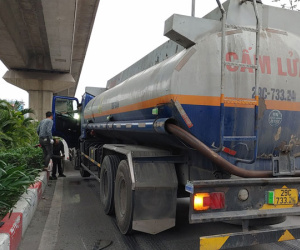 Va chạm với xe bồn chở xăng, 2 người thương vong, giao thông qua đường Nguyễn Trãi ùn tắc kéo dài
