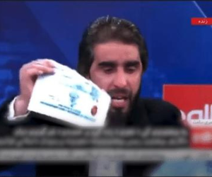 Giáo sư Afghanistan xé bằng tiến sĩ ngay trên sóng trực tiếp để phản đối Taliban