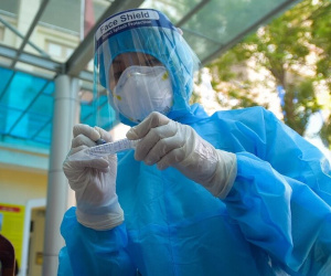 Ngày cuối năm, ca COVID-19 ‘lao dốc’