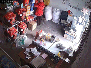 Người phụ nữ thoát hiểm trong gang tấc khi suýt bị chiếc công nông tông trúng dù đang ở trong nhà