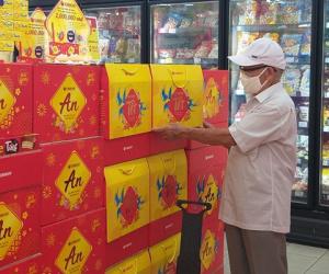 Dân thắt chặt chi tiêu, quà Tết giá rẻ đắt khách