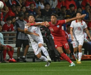 'Kêu trời' vì sân cỏ nhân tạo, báo Singapore đồng cảm với thầy Park