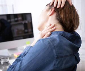 Thói quen gây bệnh thoái hóa cột sống cổ nhiều người dễ mắc