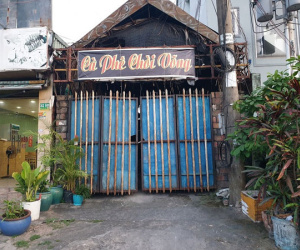 Nữ chủ quán cà phê chết trong tư thế treo cổ