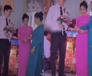 Hồi hộp trong ngày cưới, cô dâu cầm nhầm tay mẹ đưa cho chú rể nắm