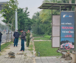 Người đàn ông ngoại quốc chết trong tư thế treo cổ ở trạm chờ xe buýt
