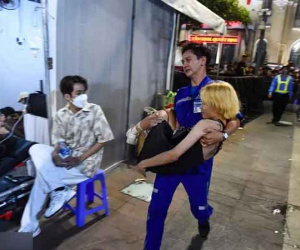Nhiều người ngất xỉu khi ra đường đón năm mới ở phố Nguyễn Huệ