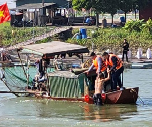 Bị truy bắt, nghi phạm giết người cầm chai thuốc trừ sâu nhảy xuống sông