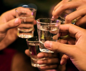 Chuyên gia cảnh báo mối nguy từ lời mời 'uống chút rượu cho ấm bụng'