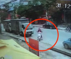 Clip: Mất lái, nữ tài xế bất lực lao xe LEAD xuống hố sâu